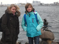 Anna-Lena Tabbert (schwarzer Mantel) und Stine Malligsen (blaue Jacke)